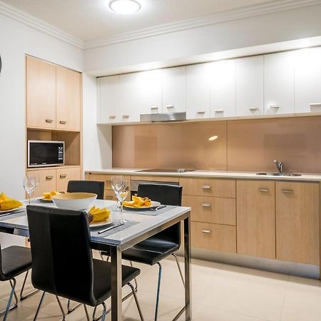 Chancellor Lakeside Apartments Gold Coast Buitenkant foto