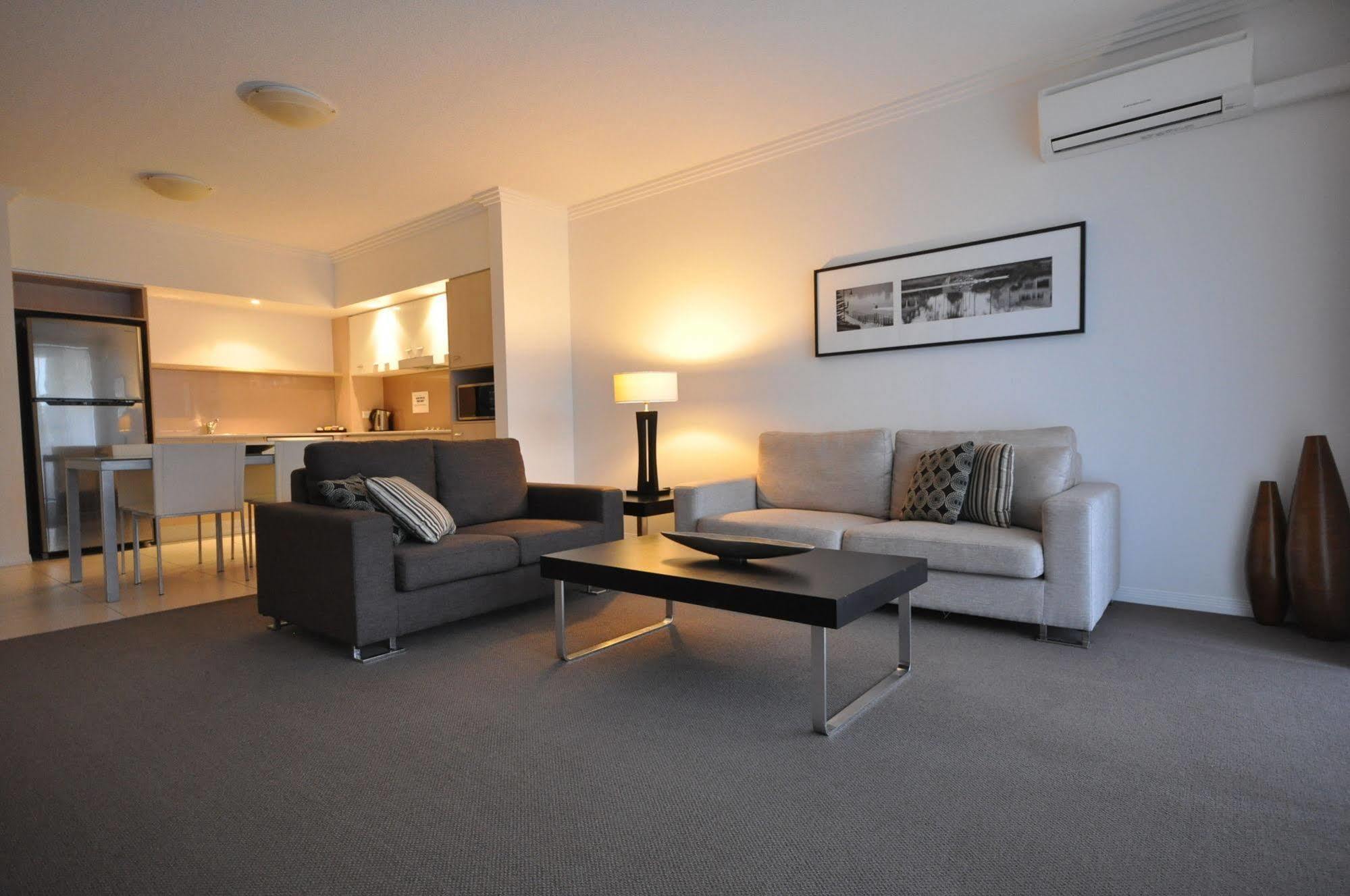 Chancellor Lakeside Apartments Gold Coast Buitenkant foto