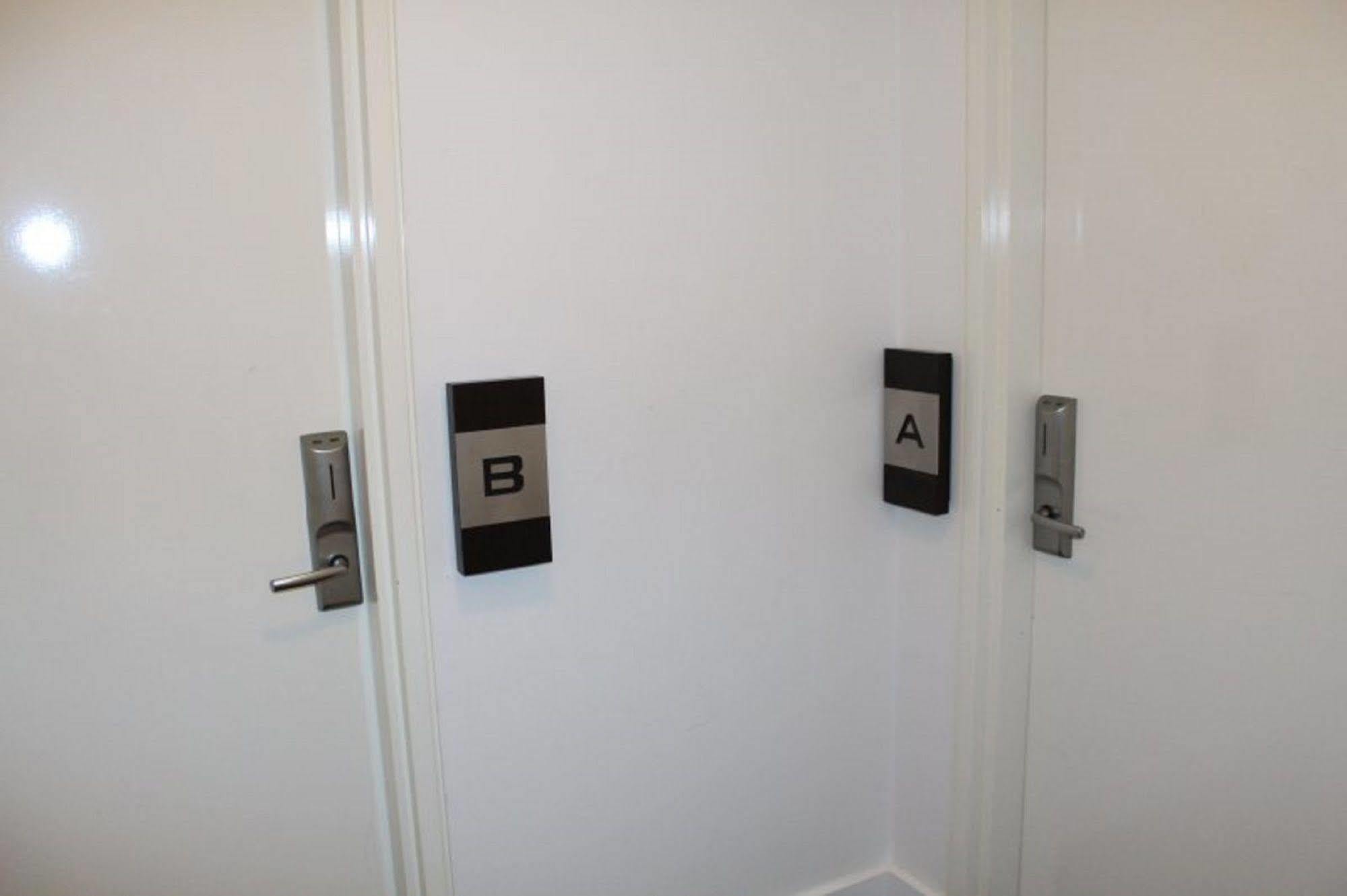 Chancellor Lakeside Apartments Gold Coast Buitenkant foto