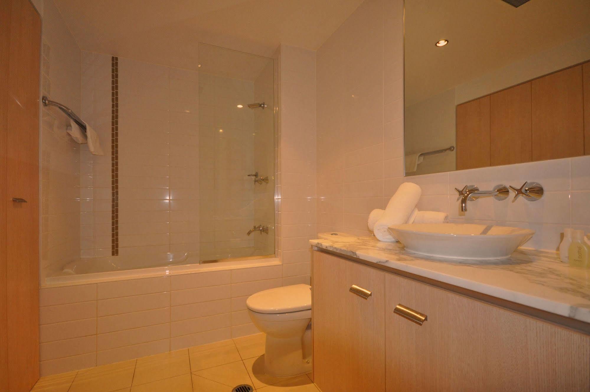 Chancellor Lakeside Apartments Gold Coast Buitenkant foto